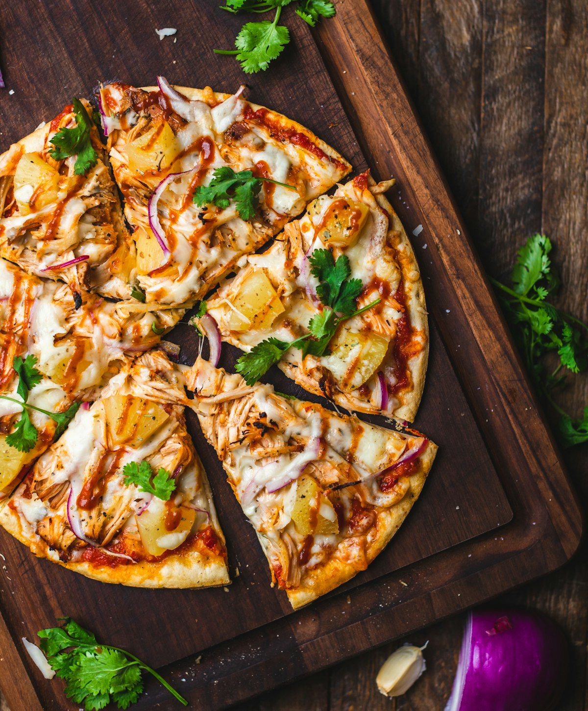 Frisch gebackenes Pizzastück in Nahaufnahme